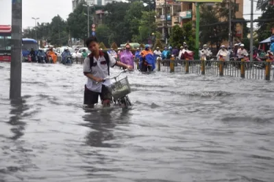 Sài Gòn ngập như sông, dân vật vã tìm đường về nhà 